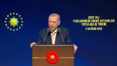 Erdoğan kürsüde konuşuyor. 