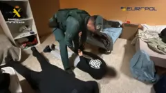 عناصر من الحرس المدني يعتقلون شخصاً يرتبط بصناعة التبغ غير الشرعية في إسبانيا