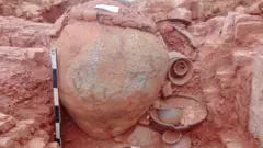 சிவகளை அகழாய்வில் கிடைத்த முதுமக்கள் தாழி.