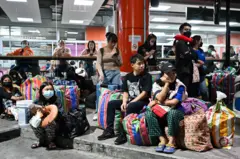 คนรอรถบขส.