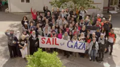 بعض من طاقم السفينة مع بعض المنظمين قبيل انطلاقهم إلى غزة