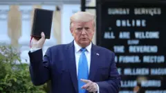 ホワイトハウス近くのセントジョン米聖公会教会の前で聖書を手に、写真撮影用のポーズをとるトランプ氏