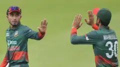 আফিফ হোসেন ও মাহমুদুল্লাহ রিয়াদ