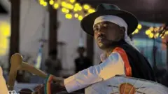 አስቻለው ፈጠነ ክራር እየተጫወተ