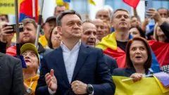 Premijer Moldavije Dorin Rečan na mitingu u petak u susret izborima u nedelju, u odelu, okružen pristalicama partija PAS koje mašu zastavam Moldavije i Evropske unije. 