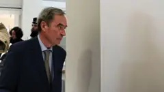 El exdirector ejecutivo de Lafarge, Bruno Lafont, llegando al juzgado de París el día del veredicto en el juicio contra el grupo cementero acusado de financiar el terrorismo en Siria, el 13 de abril de 2026. 