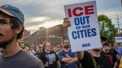 Manifestantes protestam contra as ações do ICE durante ato no Estado do Maine