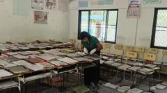 හානිවූ ලේඛන පරීක්ෂාකරන නිලධාරිනියක්