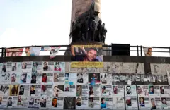 Numerosos carteles de personas desaparecidas en una protesta en Jalisco