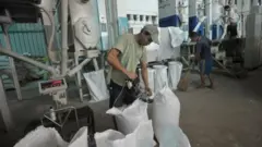 အရင်က မြန်မာဆန်တွေကို ကုန်ပစ္စည်းဖလှယ်တဲ့ ဘာတာစနစ်နဲ့ ဝယ်ဖို့သဘောတူတာ ရှိခဲ့