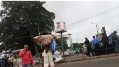 Awọn ọlọpaaa duro si iwaju ọgba fasiti Ibadan