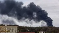 Fumaça no horizonte de Lviv após os ataques de mísseis russos