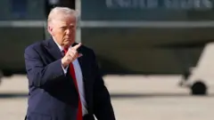 
Tiraamp Ebla 11 yeroo gara Air Force One deemaa jiru