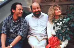 Billy Crystal, Rob Reiner y Meg Ryan sentados juntos en la filmación de Cuando Harry conoció a Sally
