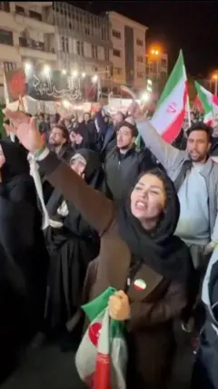 ඉරාන ධජ අතින්ගත් විශාල පිරිසක් රැස් වී සිටින ආකාරය පෙනේ.