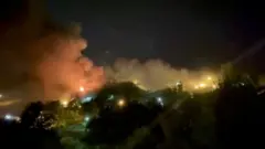 Humo saliendo de la prisión Evin