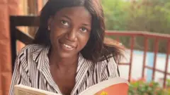 Femme regardant l'appareil photo