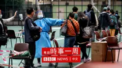 香港某臨時新冠病毒檢測點入口民眾排隊等待接受採樣（26/1/2022）