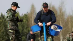 Лукашенко высаживает деревья