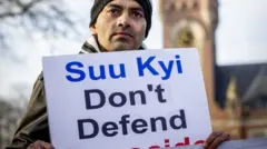 দ্য হেগে রোহিঙ্গাদের সমর্থনে একজন বিক্ষোভকারী