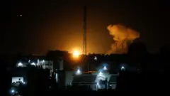 Flare from an Israeli air strike in Gaza (27/01/23)