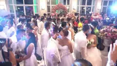 Wanandoa wa Ufilipino wavaa barakoa