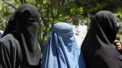 Perempuan Afghanistan yang bekerja untuk sementara tak boleh keluar rumah.
