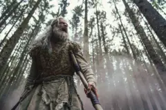 Cena de Hugh Jackman interpretando Robin Hood no filme de 2026
