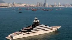Ubwato The Nord buri mu mazi ya Hong Kong hirya haboneka inzu ndende z'uyu mujyi