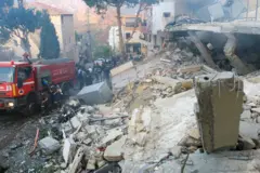 تواجد عناصر من جهاز الدفاع المدني في موقع حيث نفذت إسرائيل غارة استهدفت قرية جباع في جنوب لبنان في 4 ديسمبر/ كانون الأول 2025