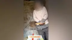 Perempuan dirantai di China