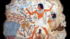 صورة لرجل مصري قديم يصطاد الطيور البرية بعصا الرمي، تعود إلى نحو عام 1350 قبل الميلاد، وهي جزء من لوحة جدارية من مقبرة نب أمن أو نبموم. 