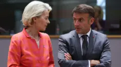マクロン仏大統領（右）とウルズラ・フォン・デア・ライエン氏