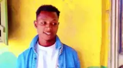 Oloogbe Tunde Usman wọ aṣọ olomi aro le aṣọ funfun awọtẹlẹ