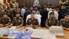 साइबर अपराधियों के साथ पुलिस