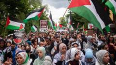 Manifestação pró-Palestina, com dezenas de pessoas na rua e muitas bandeiras