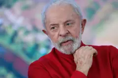 Lula sério com blusa vermelha