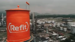 Parque de refino da Refit com um tanque laranja com o logotipo da empresa em primeiro plano