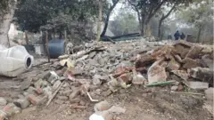 মসজিদটি ভেঙ্গে ফেলার পরে সেখানে এখন শুধুই ধ্বংসস্তুপ