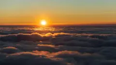 Amanhecer sobre as nuvens