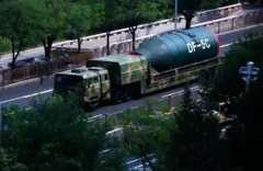 Veículo militar transporta mísseis nucleares intercontinentais durante o desfile militar do Dia da Vitória, em 3 de setembro de 2025, em Pequim, China.