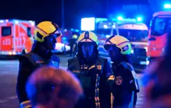 Policías y ambulancias se encuentran cerca del lugar donde una persona murió y otras resultaron heridas en las inmediaciones del desfile del Orgullo en Berlín, el 25 de julio de 2026.