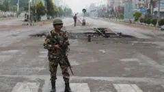 काठमाण्डूको सडकमा खटिएका एक सैनिक