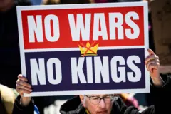 Những người biểu tình tại cuộc tuần hành “No Kings” phản đối Trump ở Tòa nhà Quốc hội bang Vermont, thành phố Montpelier, Vermont. (Ảnh: John Lazenby/UCG/Universal Images Group qua Getty Images)