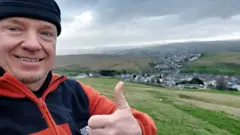 Robert Charles Albon yasuye igihugu cya Wales mu 2023 maze ashyira iyi foto kuri Instagram, yandikaho ati: "Joe Donor muri Wales... urashaka umwana? ohereza ubutumwa"