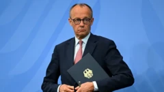 فردریس مرتس با پسزمینه آبی رنگ