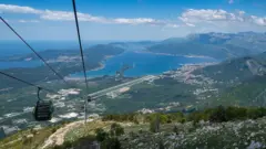 Karadağ'da Kotor şehrini yüksek bir noktadan gösteren fotoğraf.