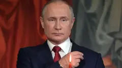 Президент Росії Володимир Путін перехрестився під час православної великодньої служби в Храмі Христа Спасителя в Москві, 1 травня 2021 року