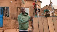 ළිං 100ක් සෑදු මිනිහා