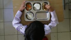 ribuan-siswa-keracunan-makan-bergizi-gratis-orang-tua-trauma-dan-larang-anaknya-konsumsi-mbg-bukannya-meringankan-malah-mau-membunuh